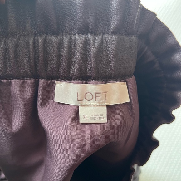 Burgundy Faux leather skirt with elastic waist. - Picture 2 of 2